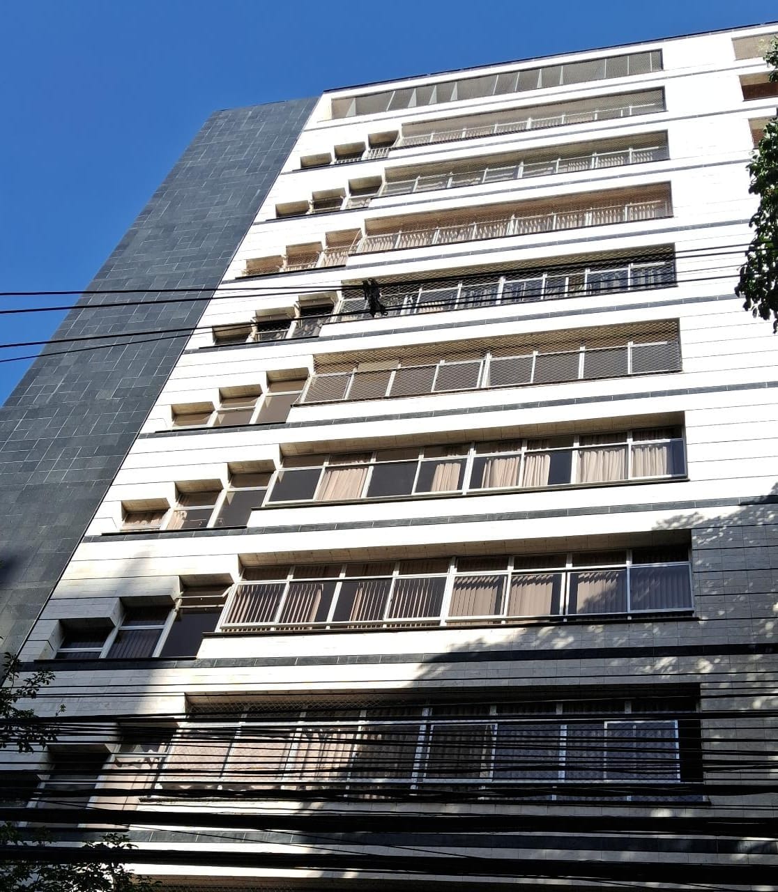 Quarto infantil seguro com rede de proteção