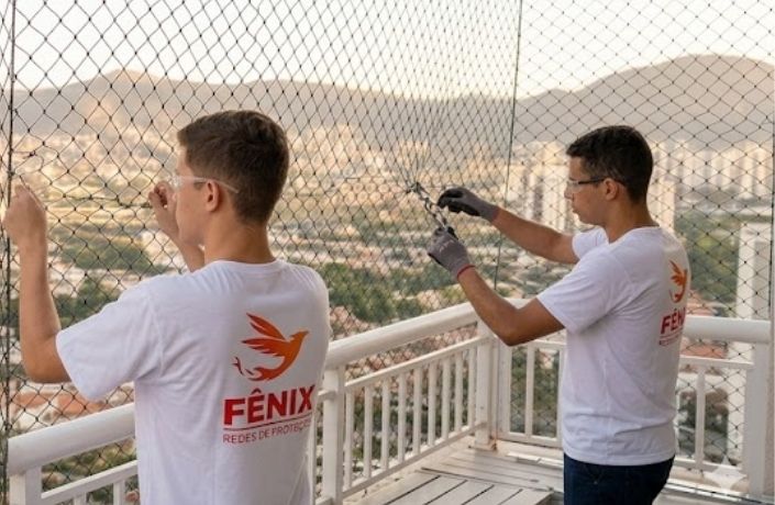 Técnico especialista instalando rede de proteção sacada BH